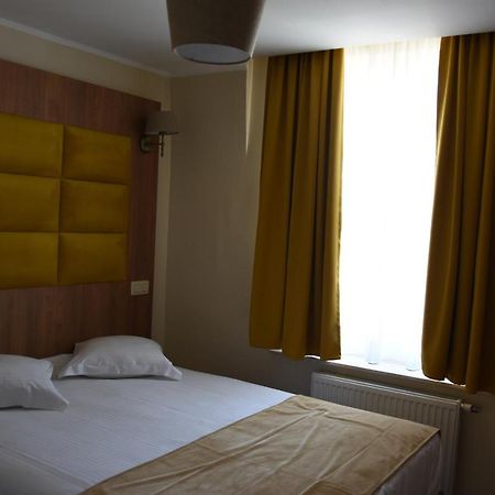 Sun Hotel Saint-Gilles Bagian luar foto